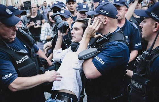 „GW”: nasz fotoreporter poturbowany przez policjantów na marszu narodowców. Rzecznik KGP: podchodził za blisko działań