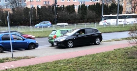 „Powodem zatrzymania jest znak STOP”. Policyjne kontrole na rondzie przy Makro