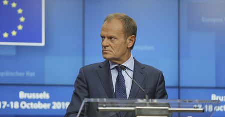 Donald Tusk w samoizolacji. "Ma objawy COVID-19"