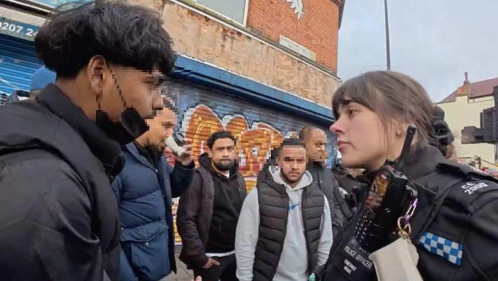 Usłyszała: 'To teren muzułmański'. Broniła popychanego duchownego w Londynie