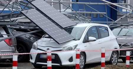 Wiatr zerwał panele fotowoltaiczne. 11 aut uszkodzonych