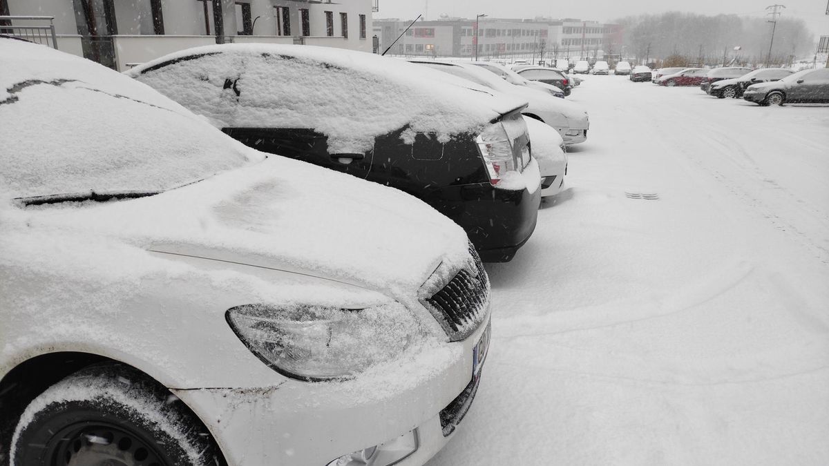 Zima śnieg parking auta