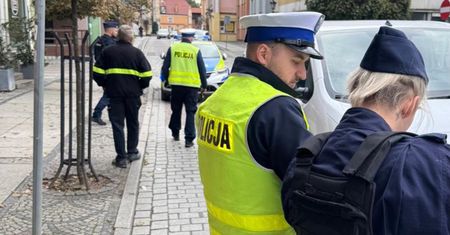 Namysłów: Kierowca dostawczaka potrącił kobietę w ciąży na pasach. Poszkodowana trafiła do szpitala