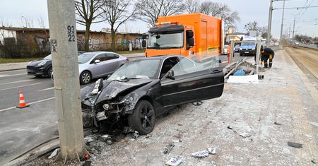 BMW zmiotło przystanek. Tyle z niego zostało
