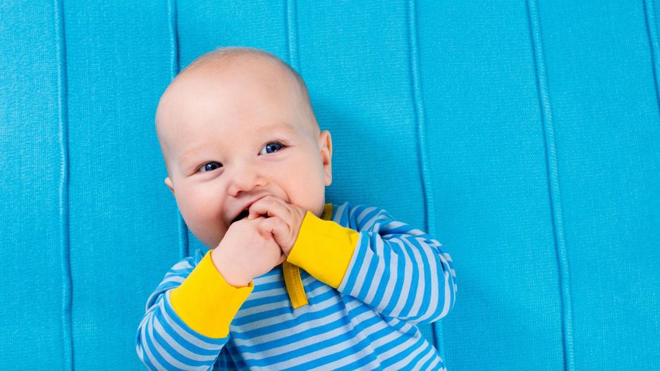 Niemowlę z zabawką