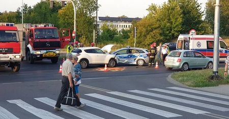 Radiowóz rozbity na skrzyżowaniu. Policjanci jechali na interwencję