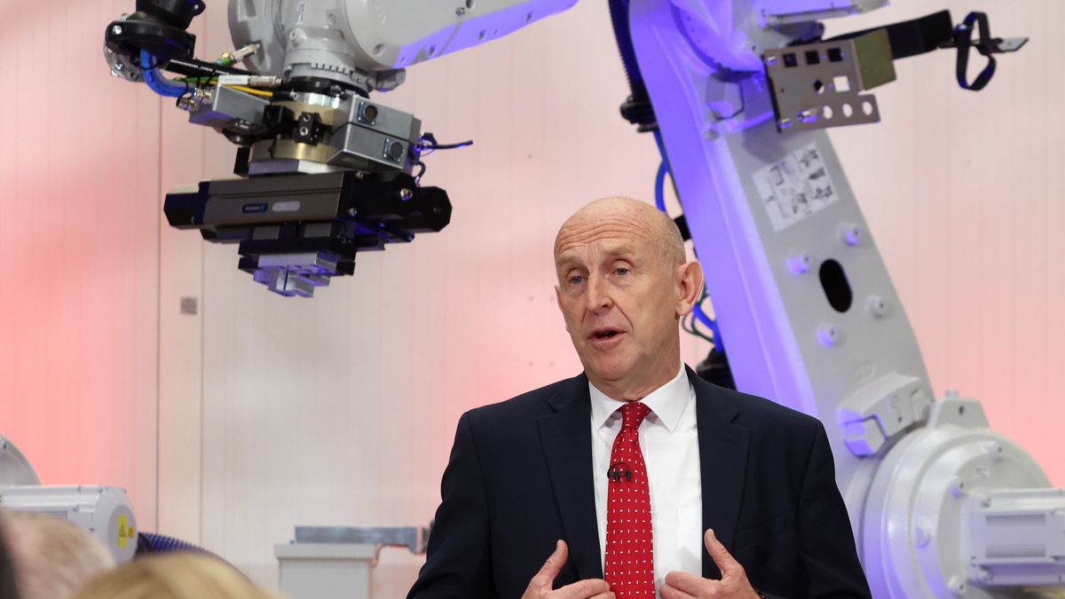 John Healey podczas wizyty w ośrodku technologicznym w Coventry