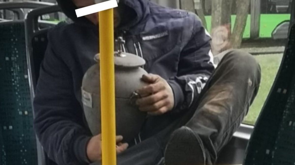 Przewoził urnę z prochami w tramwaju.