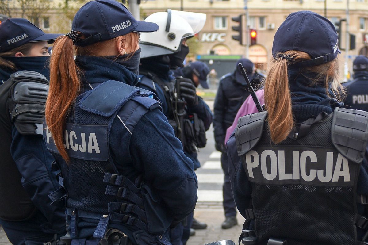 Gdy policjantka weszła do mieszkania, zobaczyła chłopczyka w kałuży krwi. Fragment książki