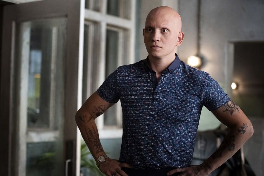 Anthony Carrigan jako NoHo Hank