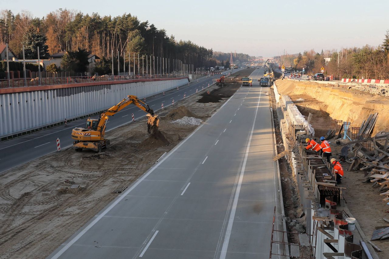 Mazowsze. Prace na budowie w okolicy Głuchowa południowego odcinka wylotu z Warszawy S7, pomiędzy Tarczynem a początkiem obwodnicy Grójca