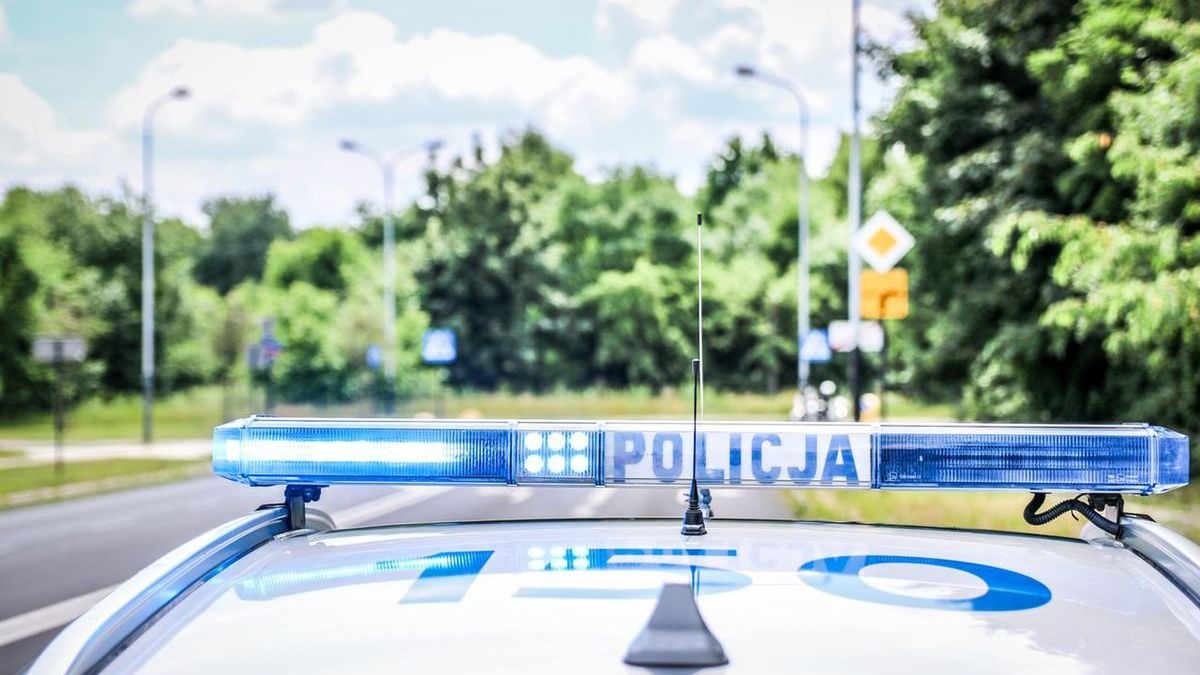 Policjanci pilotowali samochód, którym poruszał się ojciec z potrzebującym pomocy kilkuletnim dzieckiem