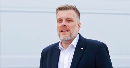 Zandberg o "parasolu wyborczym". Uderza w resort cyfryzacji