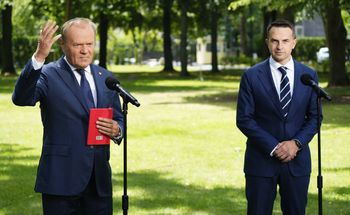 Tusk na konferencji: Przedstawiam państwu rzecznika rządu
