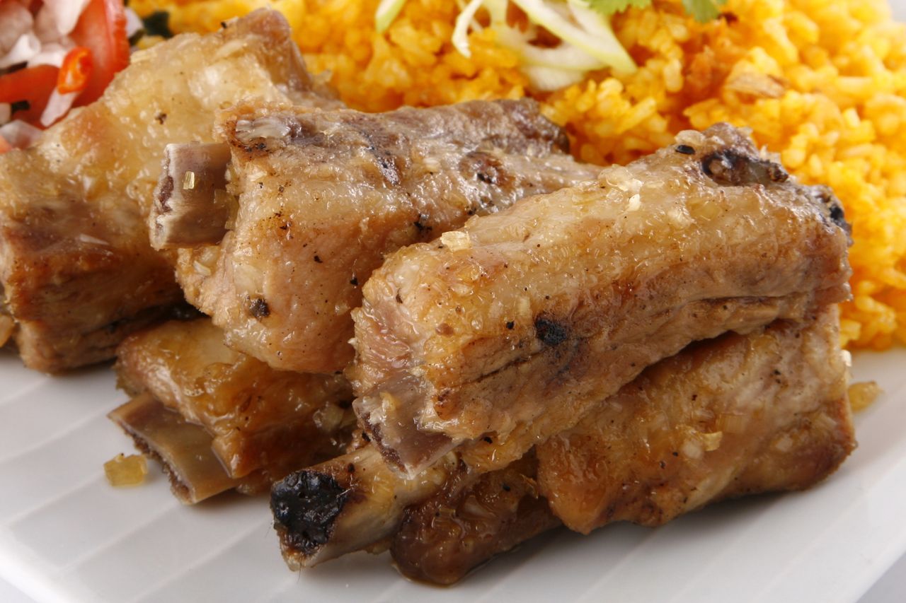 Żeberka w sosie cebulowym będą miękkie i delikatne