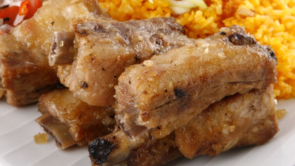 Żeberka w sosie cebulowym będą miękkie i delikatne