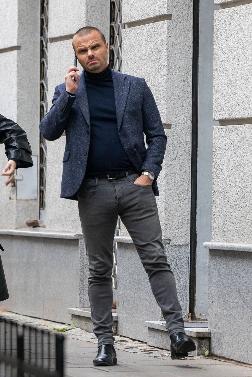 Marcin Hakiel pędzi na event z ukochaną Dominiką