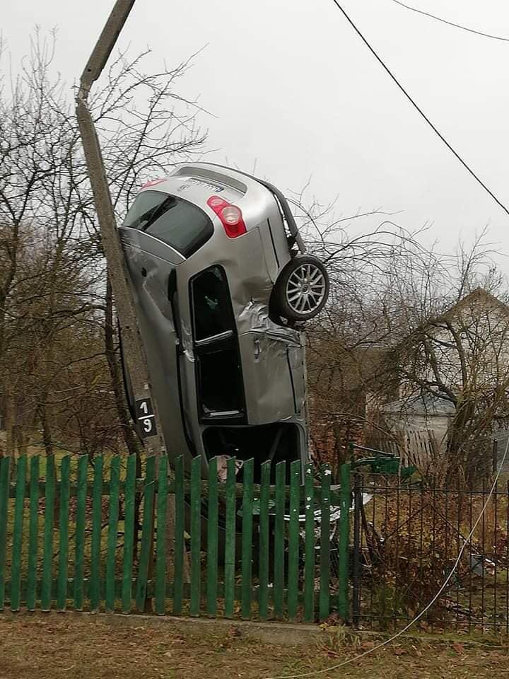 Samochód zawisł na słupie elektrycznym
