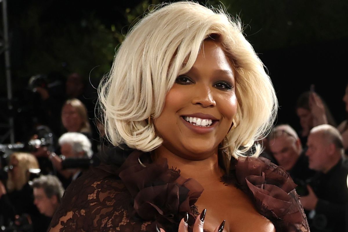 Odchudzona Lizzo na szarym dywanie. Odsłoniła dekolt podczas gali Oscarów