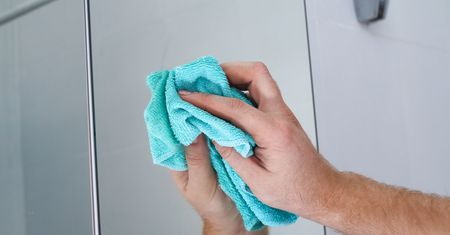 Użyj zamiast płynu do szyb. Na lustrze nie pozostaną smugi