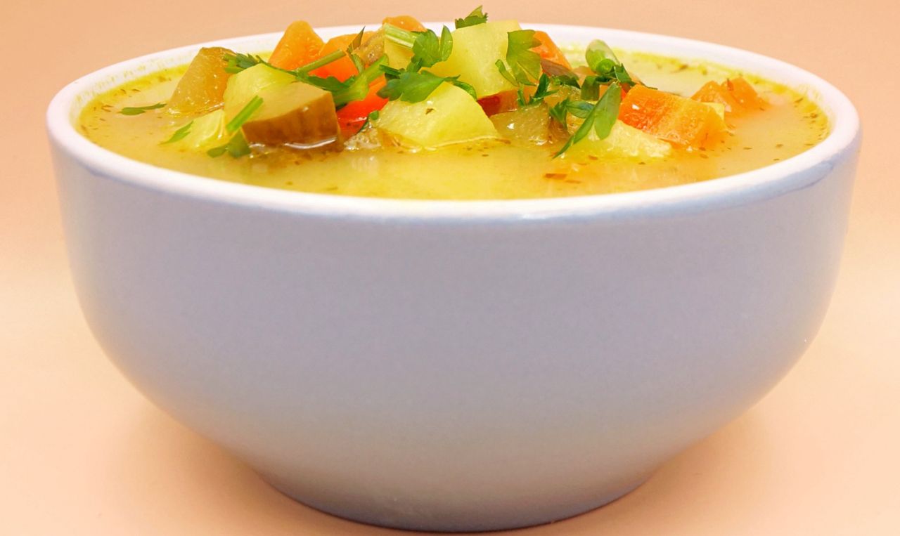 Zapomniana zupa z czasów kryzysu. Dziś mówi się o niej zupełnie inaczej