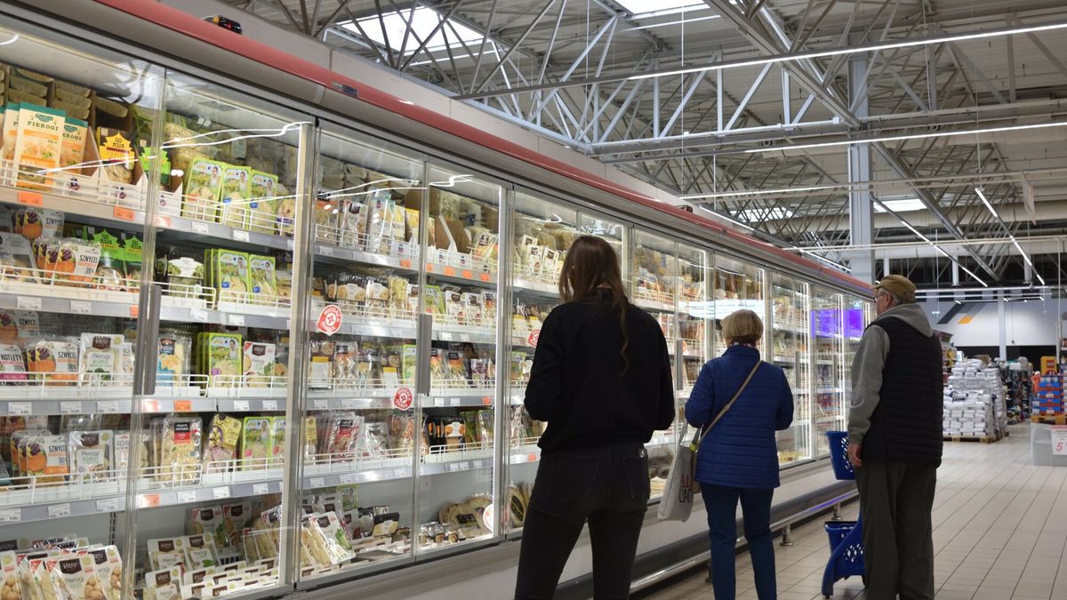 Stock BaMaFot. Bartlomiej Magierowski/East News. Wroclaw 26.04.2023. Hipermarket E.Leclerc we Wroclawiu. N/z: klienci i chlodnie z produktami spozywczymi.Bartlomiej Magierowski