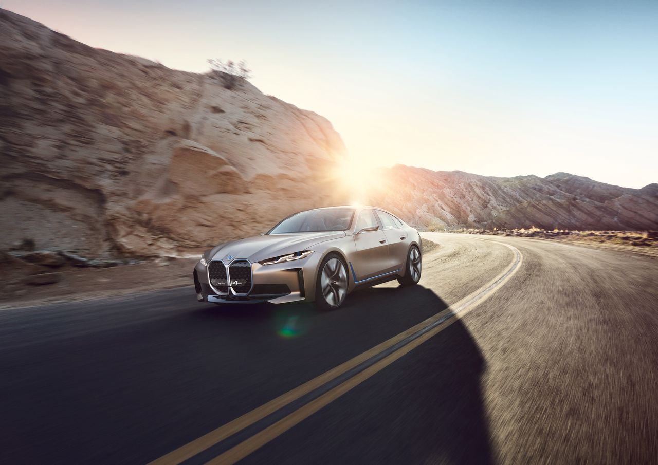 BMW prezentuje Concept i4. Jest elektrykiem, ale i tak dostało ogromne "nerki"
