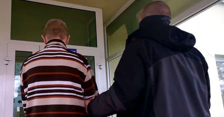 Mazowieckie. Przebił nożem koło w aucie i groził śmiercią kobiecie. Dostał dozór policyjny