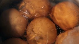 Jak wykorzystać skorupki jajek oraz wodę po ich gotowaniu? (WIDEO)