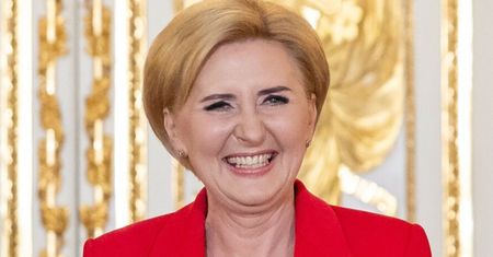 Włożyła spodnie, które wydłużają nogi. Biją na głowę cygaretki