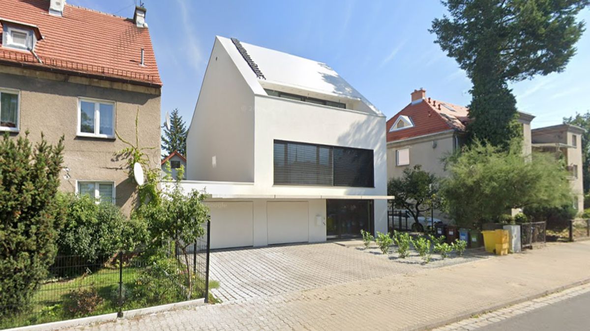 Willa znajduje się przy ul. Pola we Wrocławiu