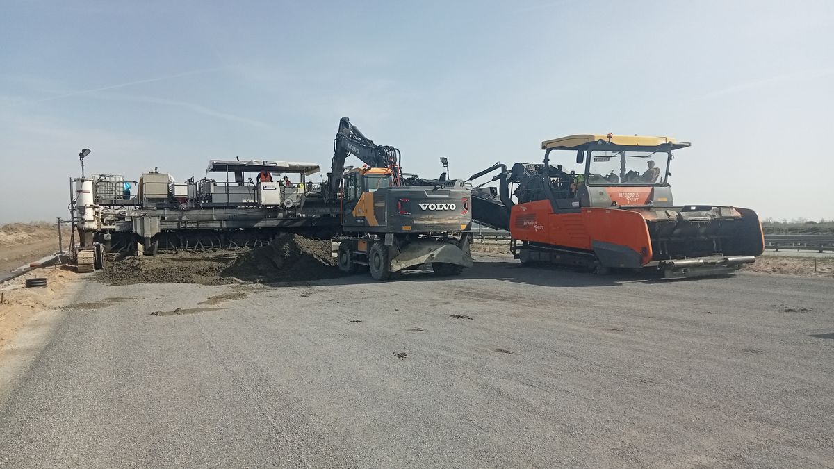 Układarka nawierzchni betonowej na autostradzie A1