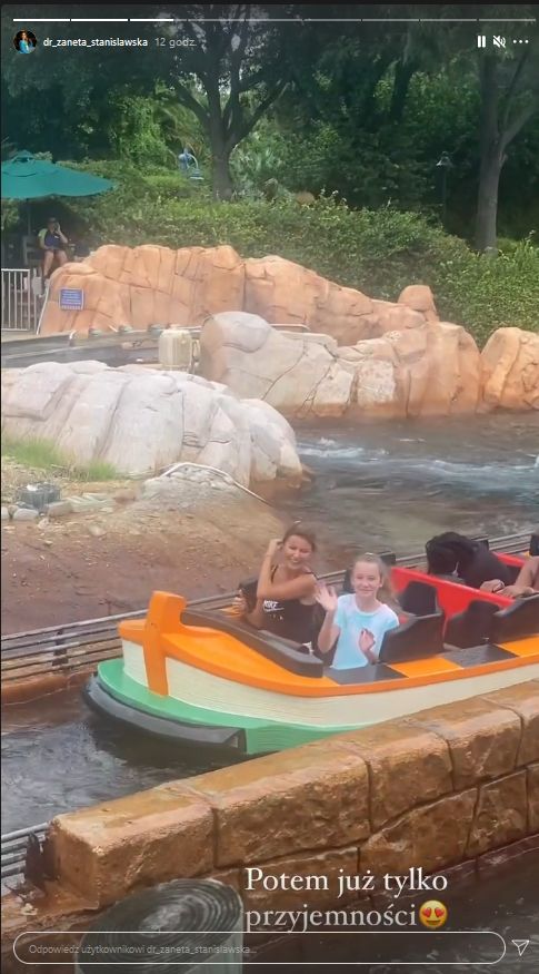 Żaneta Gortat z mężem Marcinem i córką karmią płaszczki w parku wodnym na Florydzie