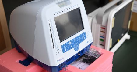 Licytacja respiratorów Szumowskiego. "Nikt nie chciał tego szmelcu"