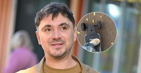 Daniel Martyniuk mknie na desce po mieście. Taki sprzęt SPORO KOSZTUJE