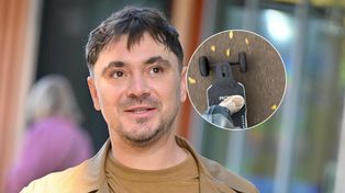 Daniel Martyniuk mknie na desce po mieście. Taki sprzęt SPORO KOSZTUJE