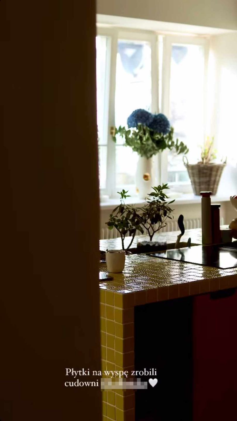 Lara Gessler oprowadza obserwujących po kuchni