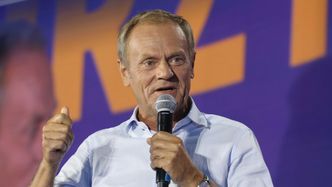 Donald Tusk pokazuje wnukom jabłoń i cytuje Księgę Rodzaju: "Wtedy niewiasta spostrzegła, że drzewo to ma owoce dobre do jedzenia..."