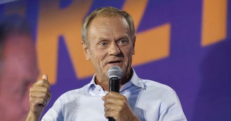 Donald Tusk pokazuje wnukom jabłoń i cytuje Księgę Rodzaju: "Wtedy niewiasta spostrzegła, że drzewo to ma owoce dobre do jedzenia..."