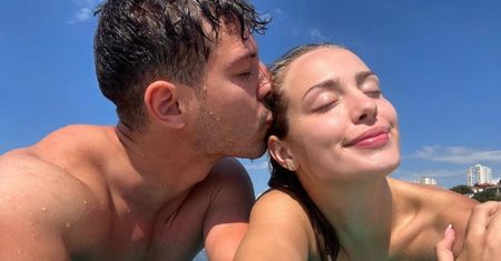 Odziana w kostium kąpielowy i kapok Wiktoria Gąsiewska relacjonuje romantyczną majówkę z ukochanym (FOTO)