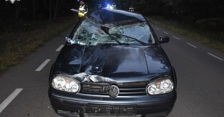 Auto najechało na rower. 30-latka i dwoje dzieci w poważnym stanie