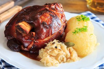 Pieczona golonka jest idealna na sylwestra. Zrób w ten sposób, a mięso będzie rozpływać się w ustach