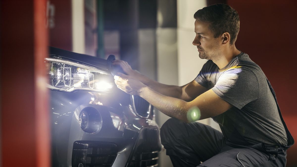 Reflektory zmatowiały i pożółkły? Mechanik wskazuje prosty sposó