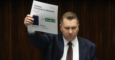 NIK uderza w Przemysława Czarnka. Przyznał miliony wbrew regułom własnych konkursów
