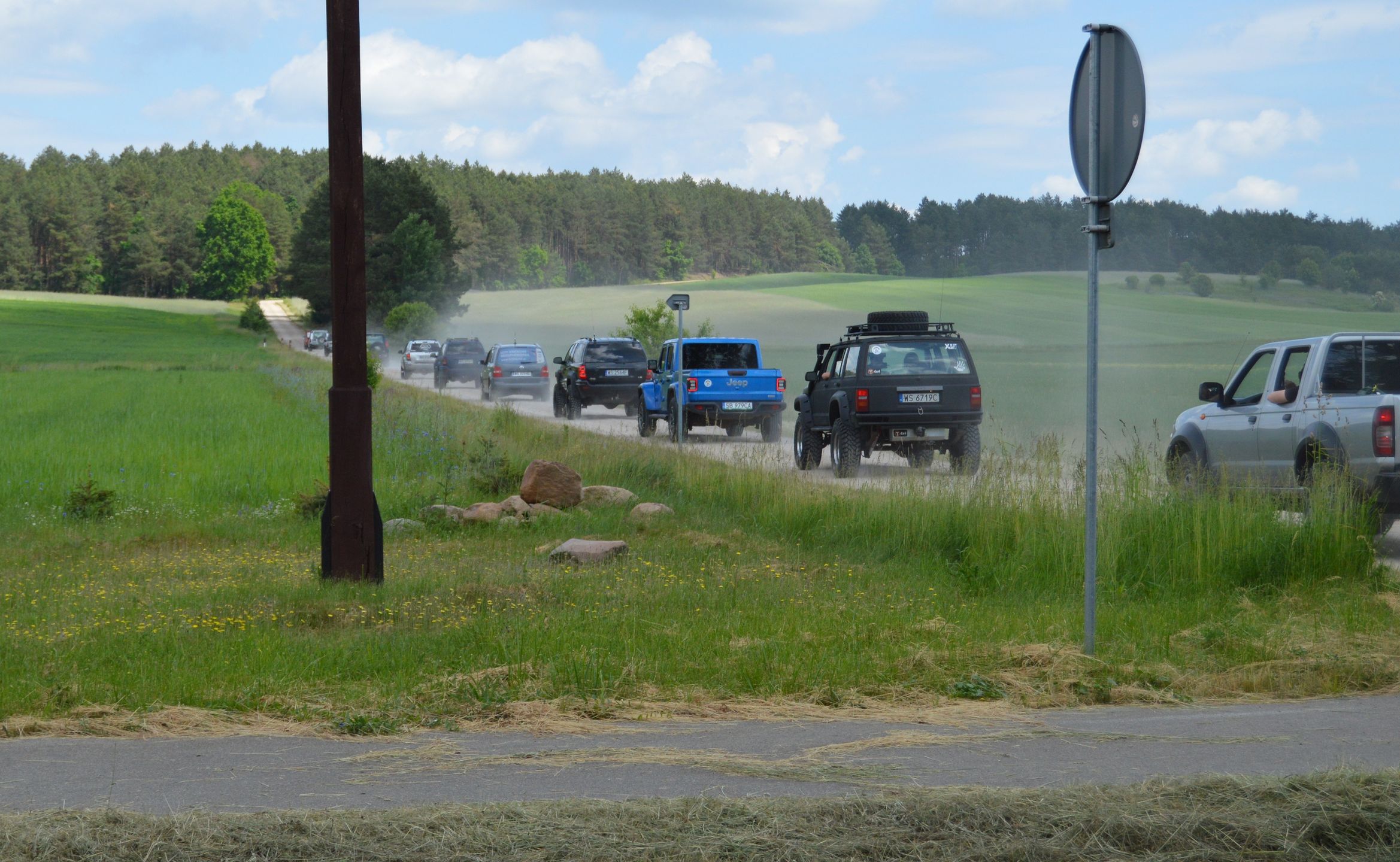 Ten niebieski jeep w środku to ja. Auto budziło zainteresowanie, bo rzadko się widuje Gladiatora na żywo