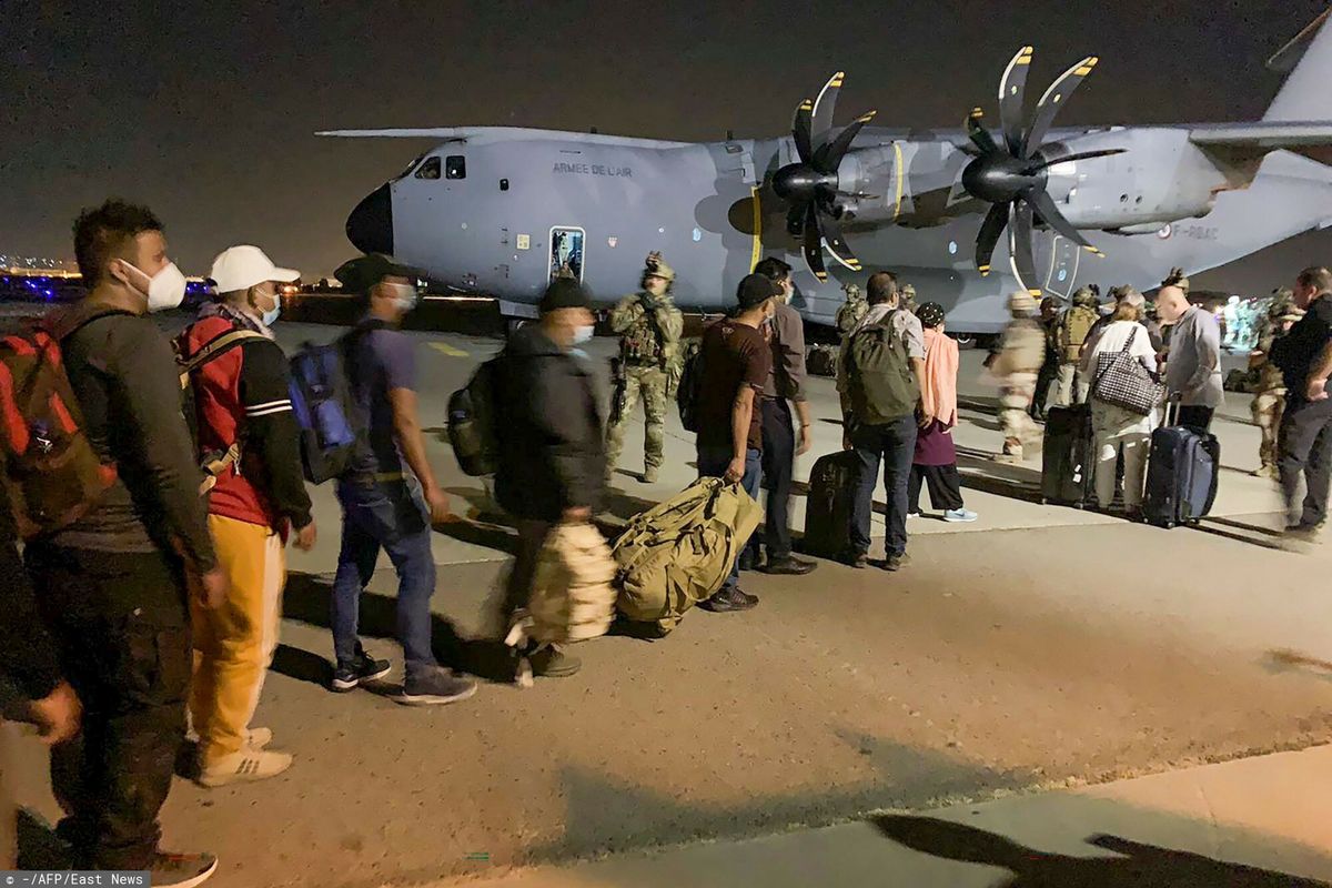Trwa ewakuacja ludzi z lotniska w Kabulu. Na zdjęciu lot do Francji 