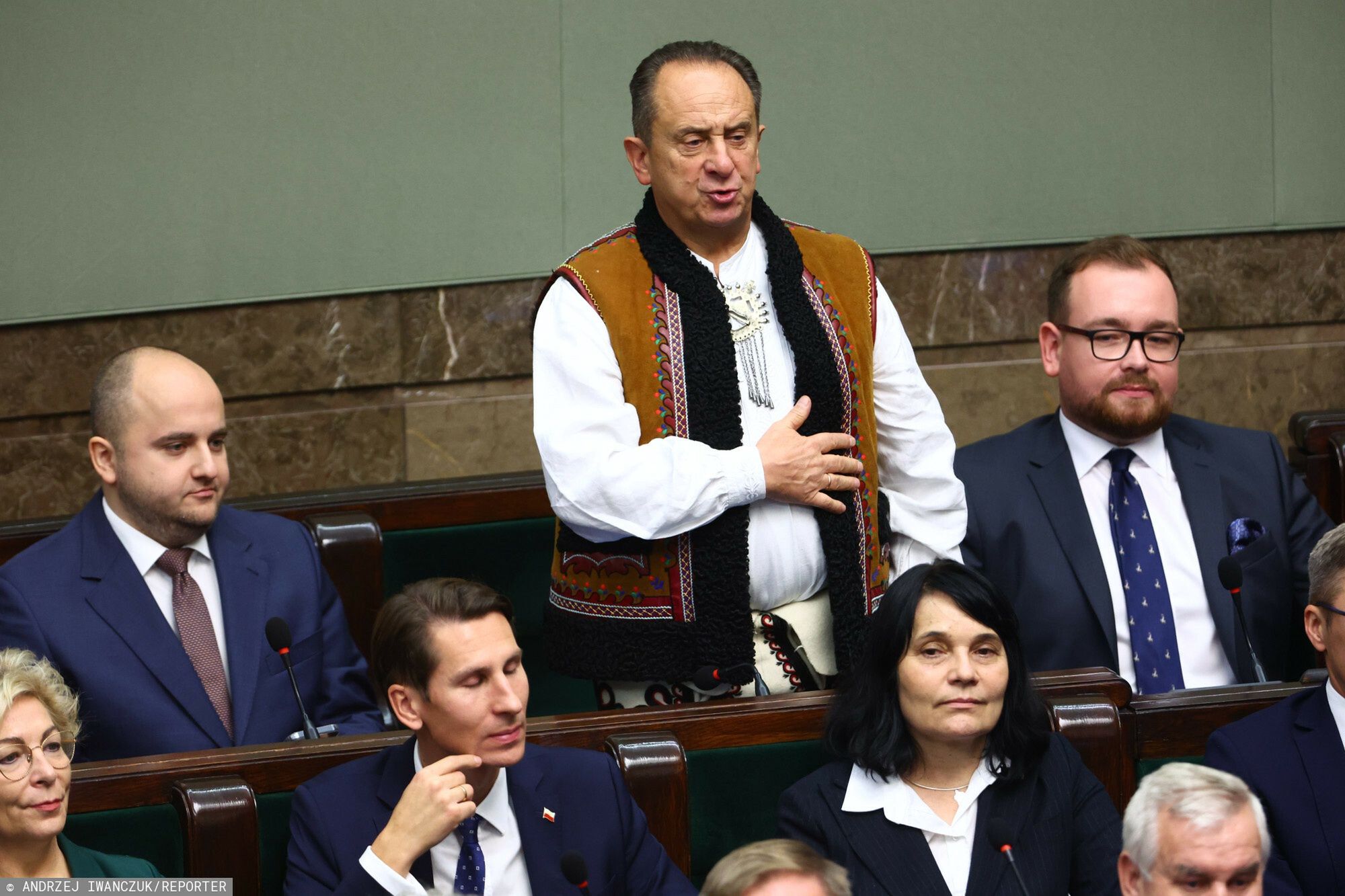 Tadeusza Gut-Mostowy przyszedł do Sejmu w góralskim stroju. Oto majątek "króla Zakopanego"