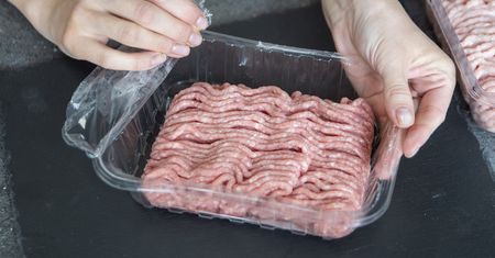 Gdzie wyrzucać tacki po mięsie? Wiele osób popełnia podstawowy błąd