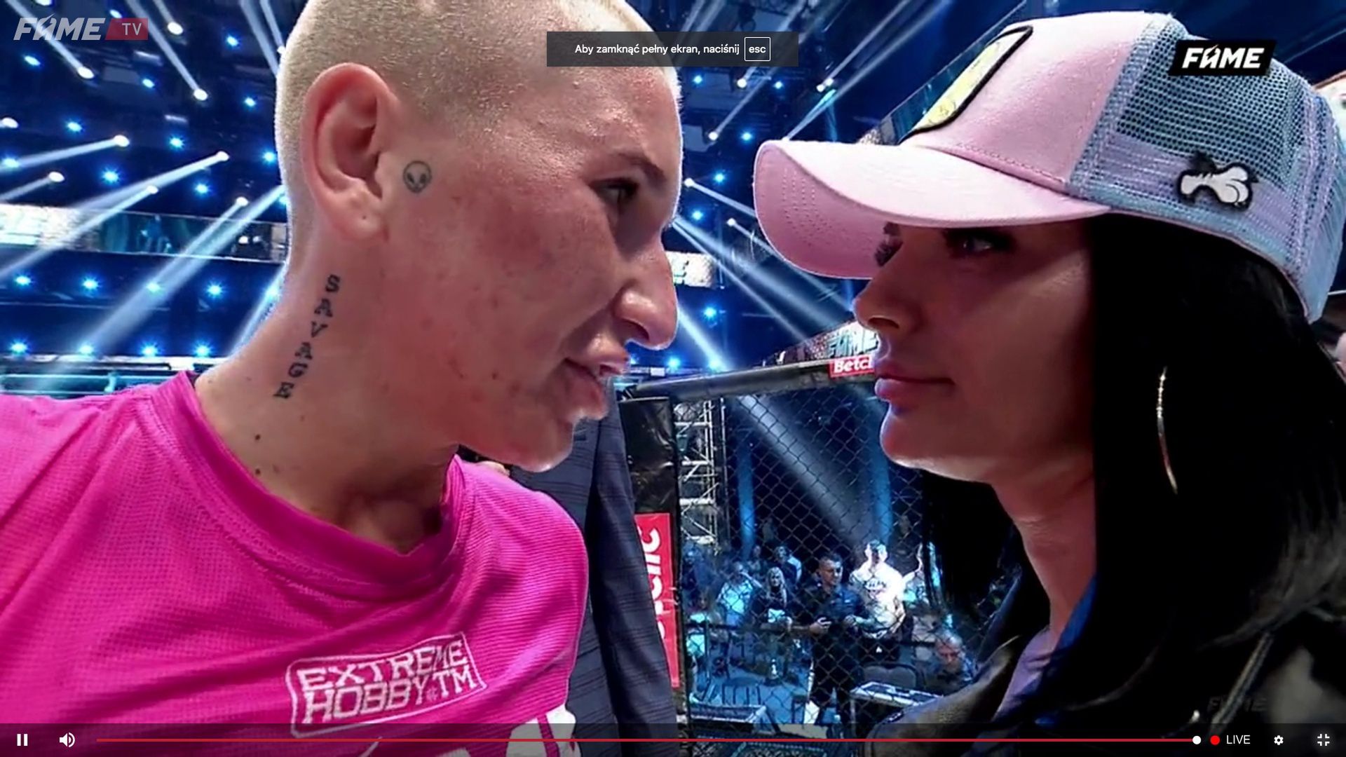 Marta Linkiewicz "pozdrawia" Kamilę Wybrańczyk