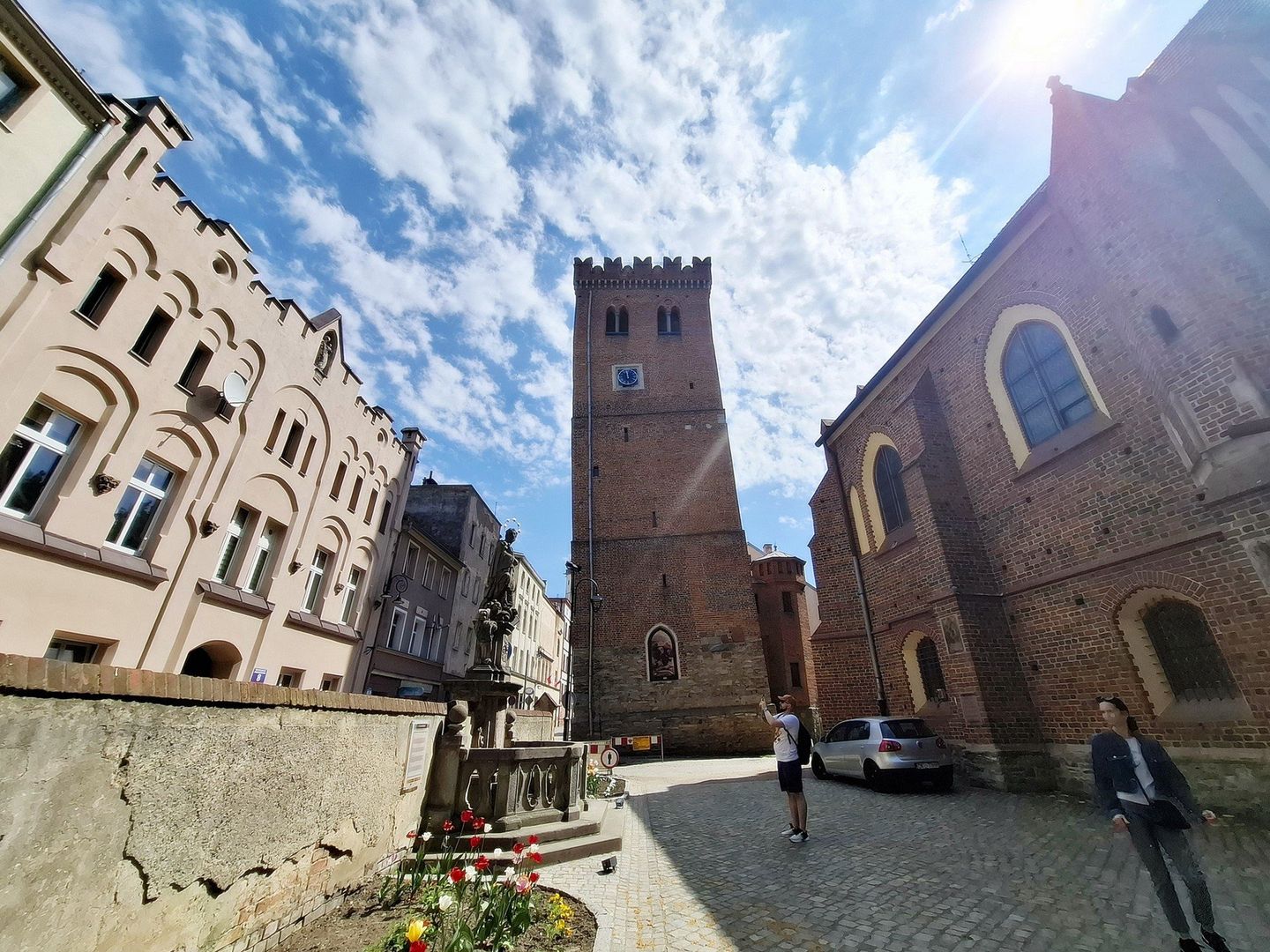Słynna Krzywa Wieża w Ząbkowicach Śląskich to jedno z ciekawszych miejsc na weekendową wycieczkę. Oprócz ciekawej historii zobaczycie tam słynną salę tortur.